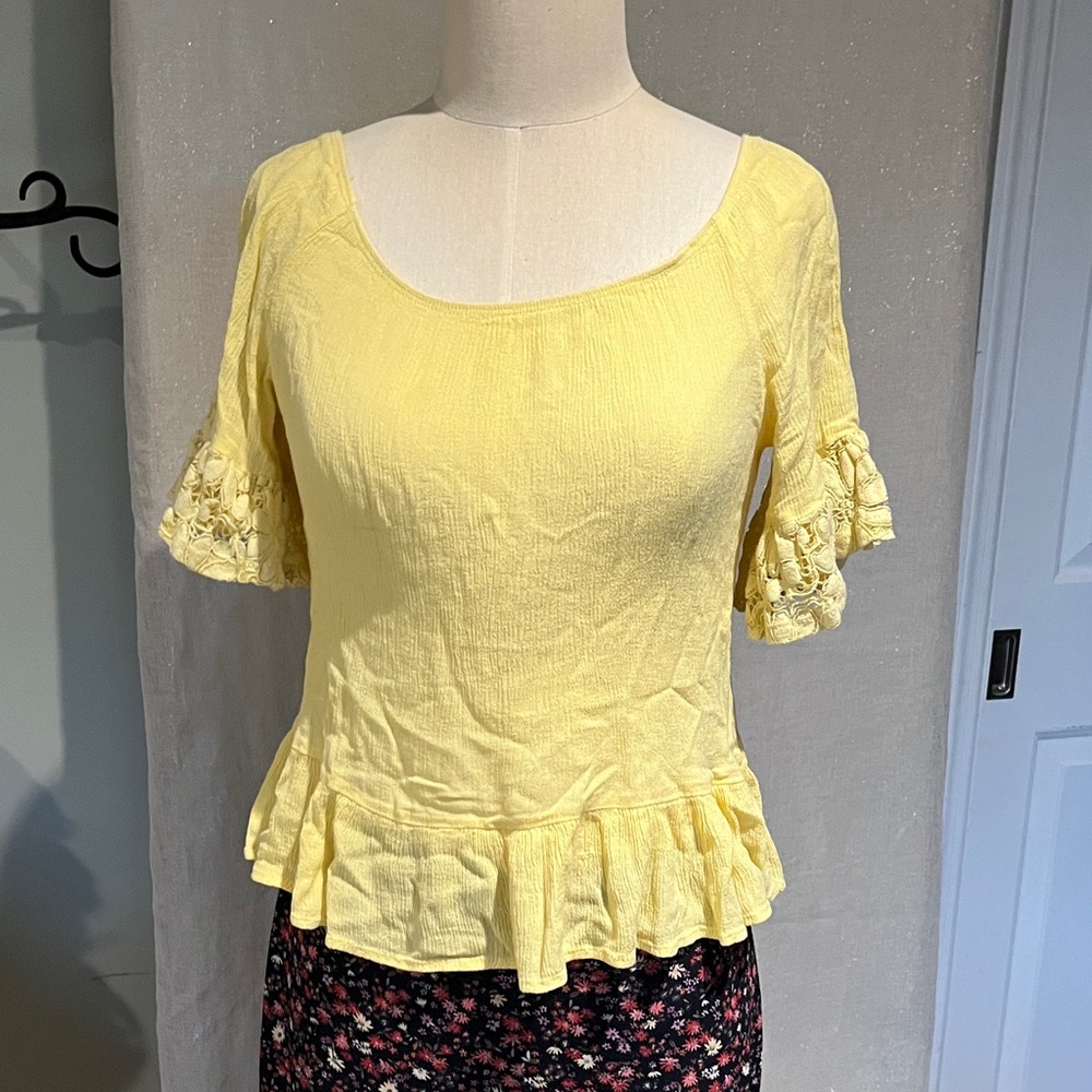 Women’s Yellow Ruffle Hem Short Sleeve Top
